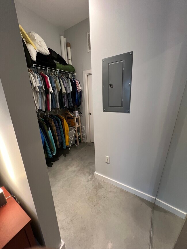 Building Photo - 2124 E 6th St