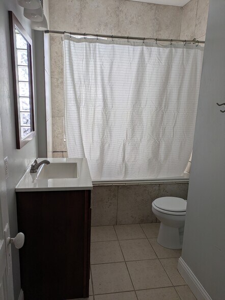 Building Photo - 2435 W Dunkeld Pl