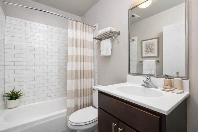 Building Photo - 1471 N Milwaukee Ave