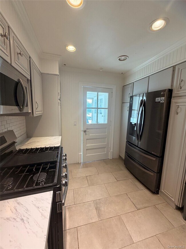 Building Photo - 7 Roosevelt Ave