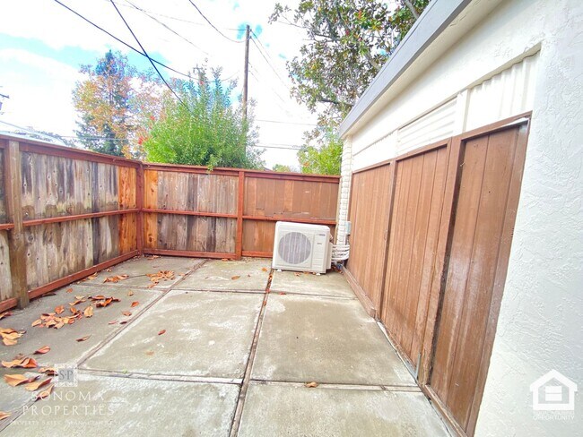 Building Photo - ***PRICE REDUCTION*** Modern Downstairs 2-...