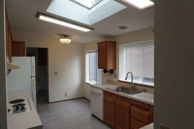 Building Photo - 18109 NE 25th Ave