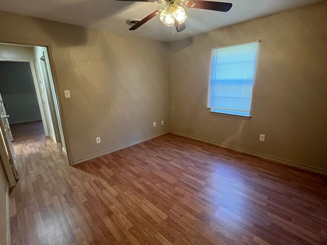 Building Photo - 4Bd, 2Ba, 2 Living Area, All Appliances In...