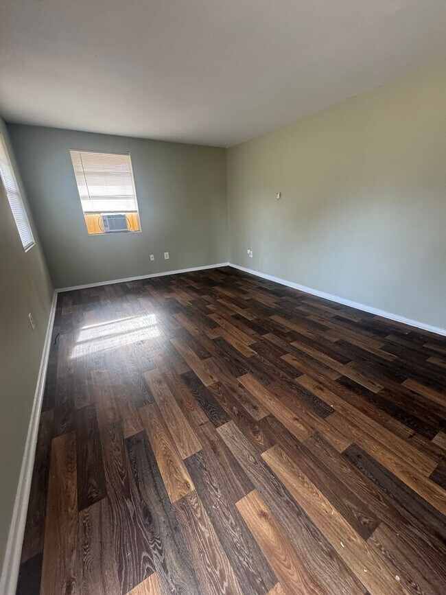 Building Photo - 907 Aelise St