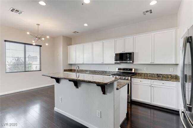 Building Photo - 6632 Ditmars St