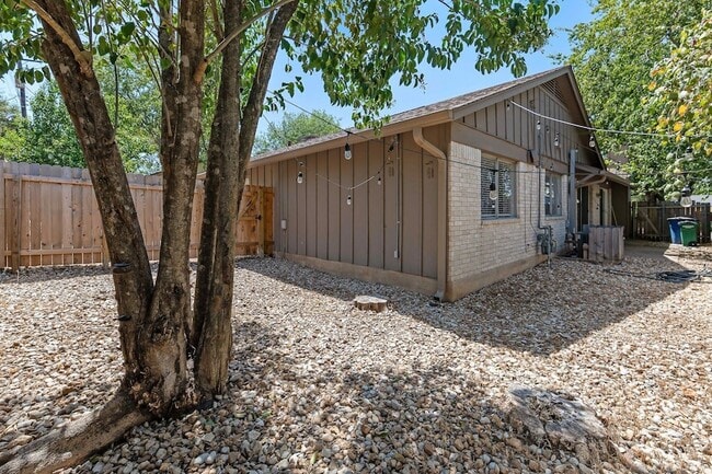 Building Photo - 9011 Quail Valley Dr