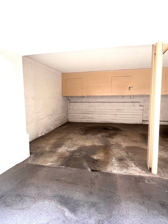 Building Photo - Corner-Unit 1 Bedroom with HUGE Outdoor Space
