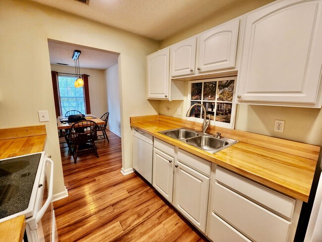 Building Photo - Adorable two bedroom in Meridian Place wit...