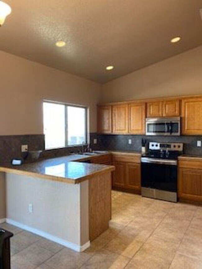 Building Photo - Fully Furnished: Beautiful 3 bedroom, 2 ba...