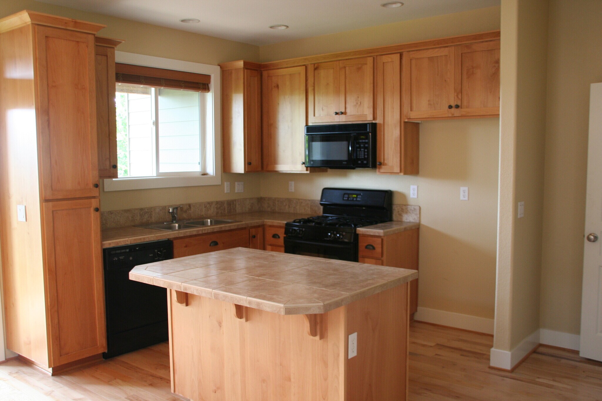 Building Photo - 9398 SW 153rd Ave