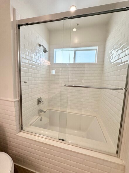 Building Photo - 1625 Granville Ave