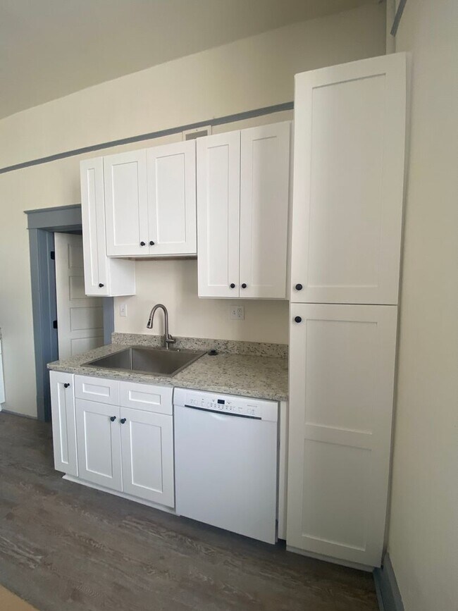 Building Photo - Main Street Upstairs Apartment in Aztec