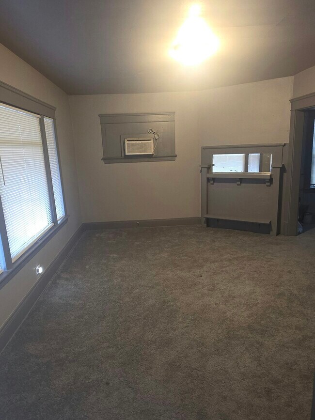 Building Photo - 650 E 130th St