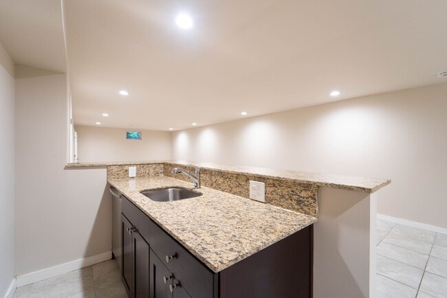 Building Photo - 5 BD 3 BA Oxon Hill, MD home is ideal for ...