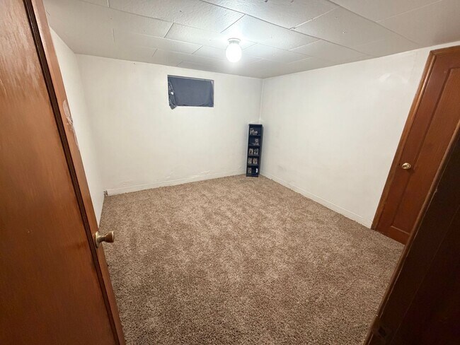 Building Photo - Spacious and Updated 4 Bed, 2 bath!!