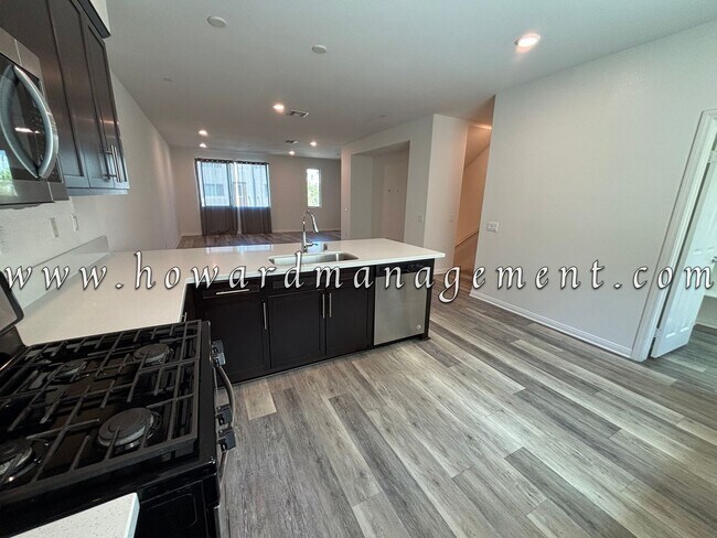 Building Photo - 3 Bed 3 Bath, Three Story Townhome with pr...