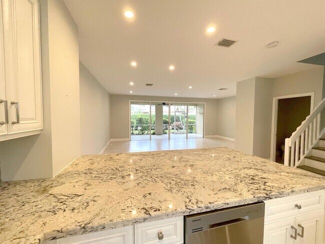 Building Photo - 6817 Via Regina
