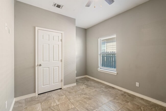 Building Photo - 1013 Tesoro Hills