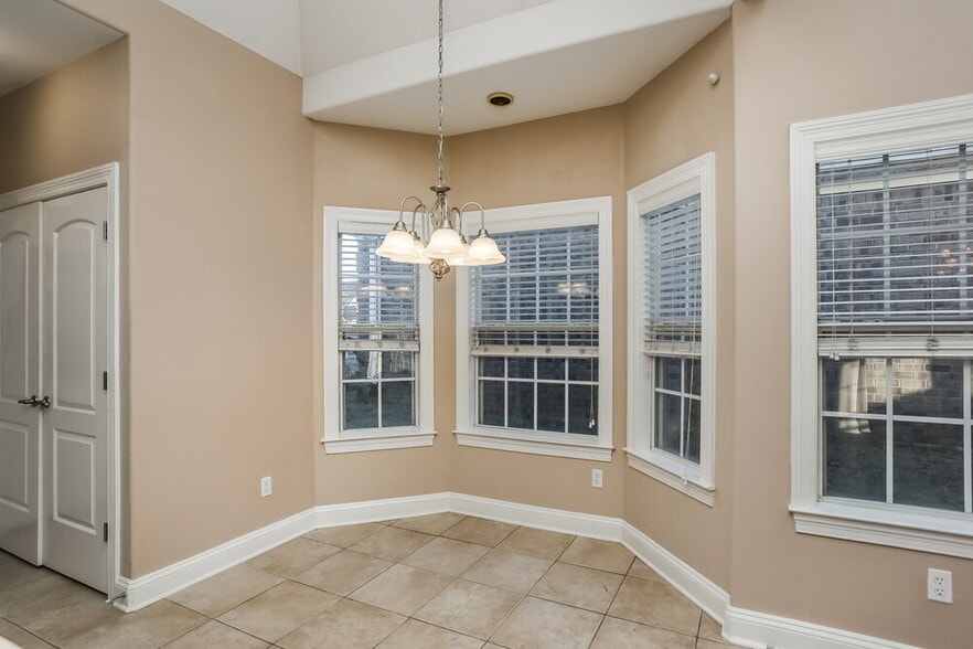 Building Photo - 3045 Roseleigh Dr