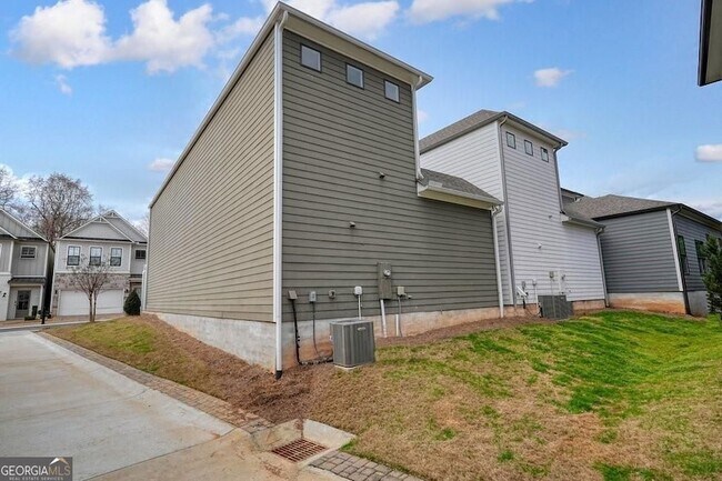 Building Photo - 123 Village Green Ave