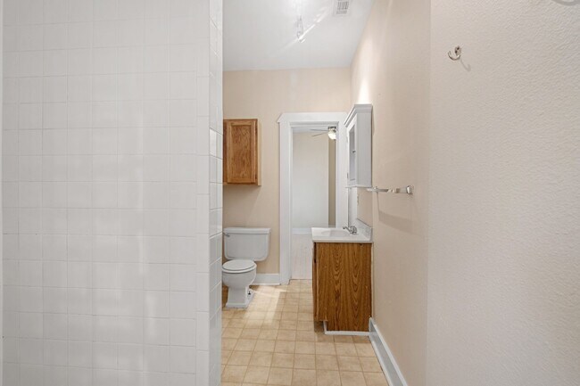 Building Photo - 4 Bedroom, 3 Bath in North Campus / Hyde Park