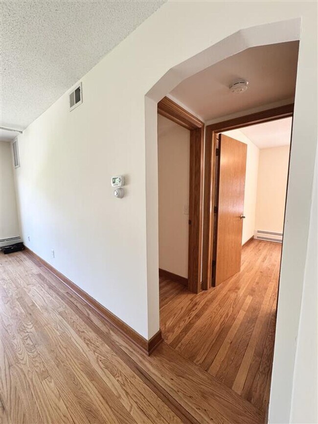 Building Photo - Newly Remodeled 2-Bedroom Apartment – Convenient Location!