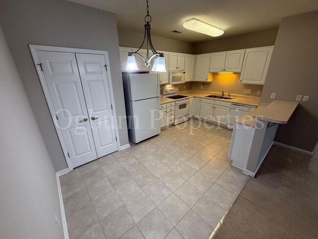 Building Photo - 6981 Hanesbrook Cir