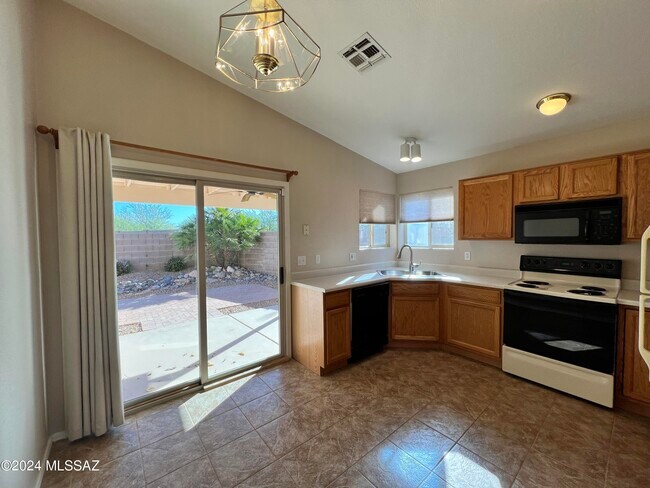 Building Photo - 8820 N Mesquite Bluffs Pl