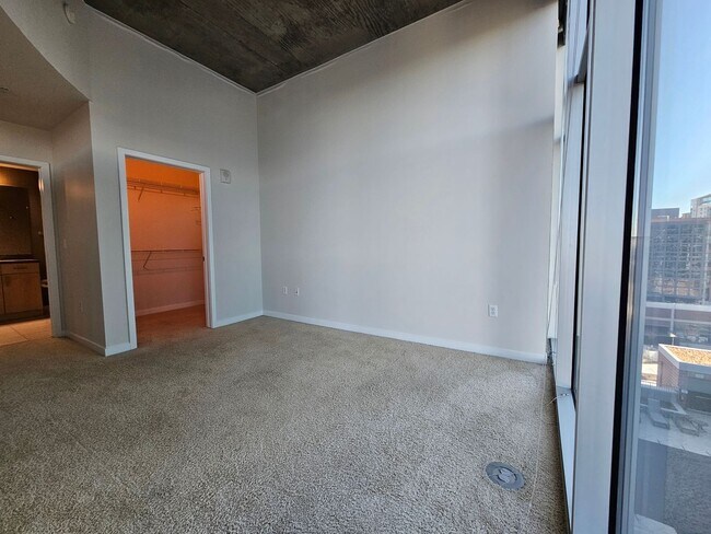 Building Photo - Glass House 1 Bed 1 Bath High Rise Condo w/ Mountain & City Views!!