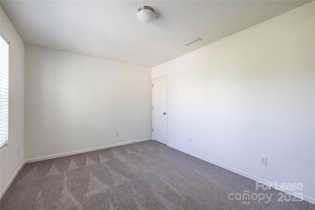 Building Photo - 710 Yorkshire Dr
