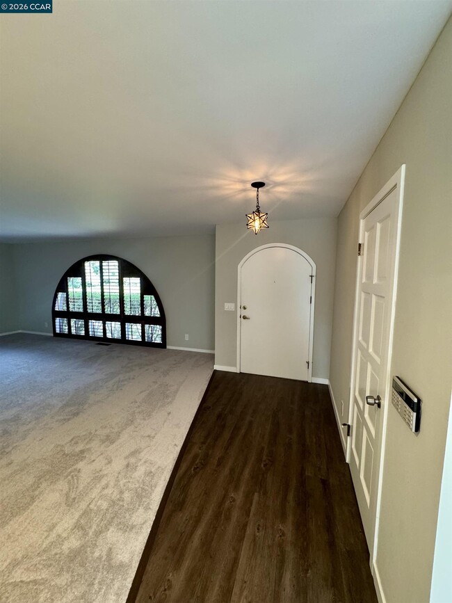 Building Photo - 62 Winding Glen