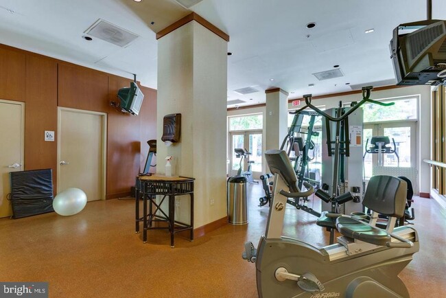 Building Photo - 3101 N Hampton Dr