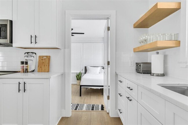 Building Photo - 1921 Fern Ave