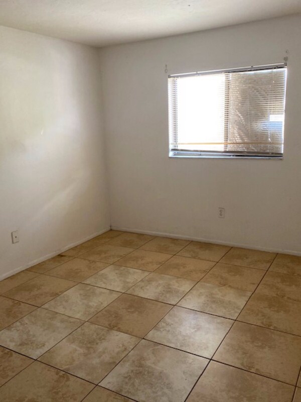 Building Photo - 2320 Maple Ave