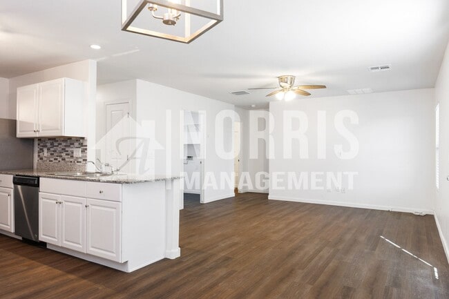 Building Photo - Beautiful Large Home Very Close to Freeway