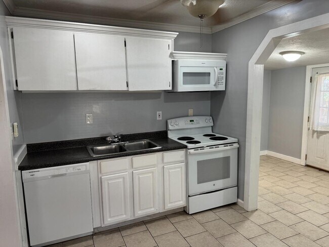 Building Photo - 608 Wilson Ave