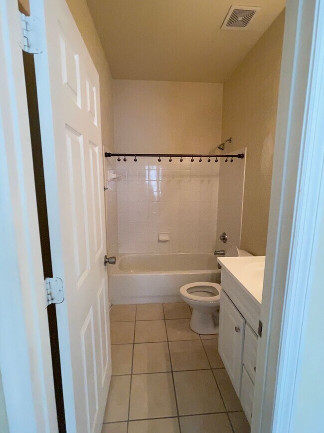 Building Photo - Beautiful 2 bedroom 2.5 bathroom townhome