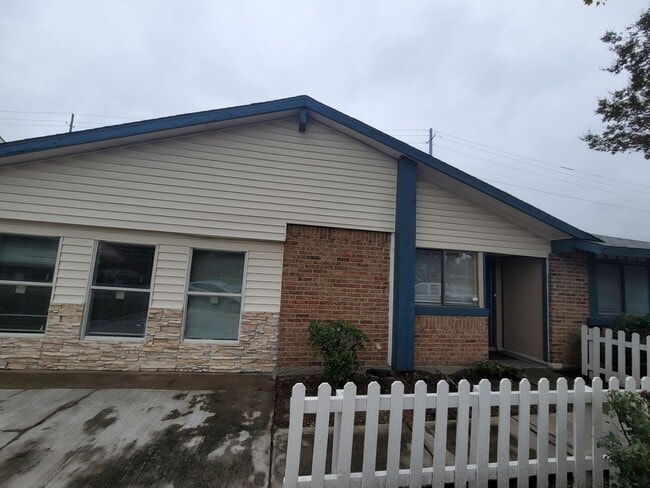 Building Photo - 2320 Montclair Cir