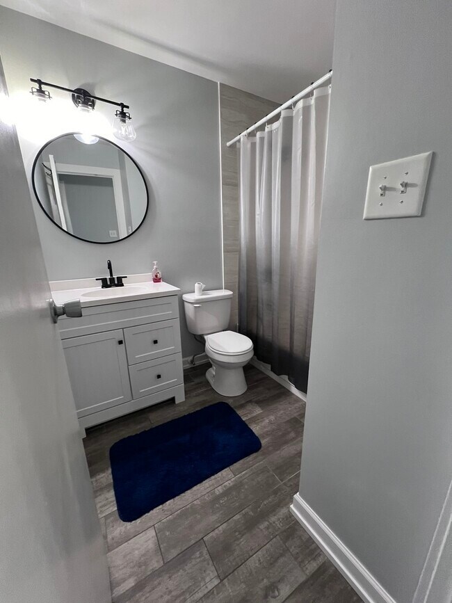 Building Photo - 14949 Lake View Dr