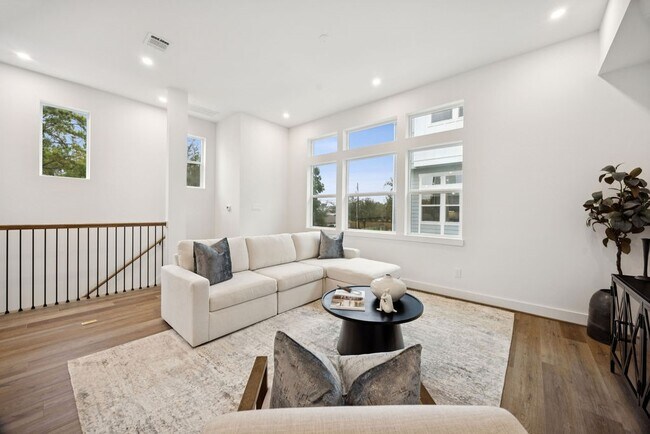 Building Photo - 2125 Hoskins Dr