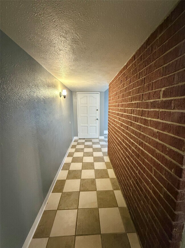 Building Photo - 14650 Lourdes Dr