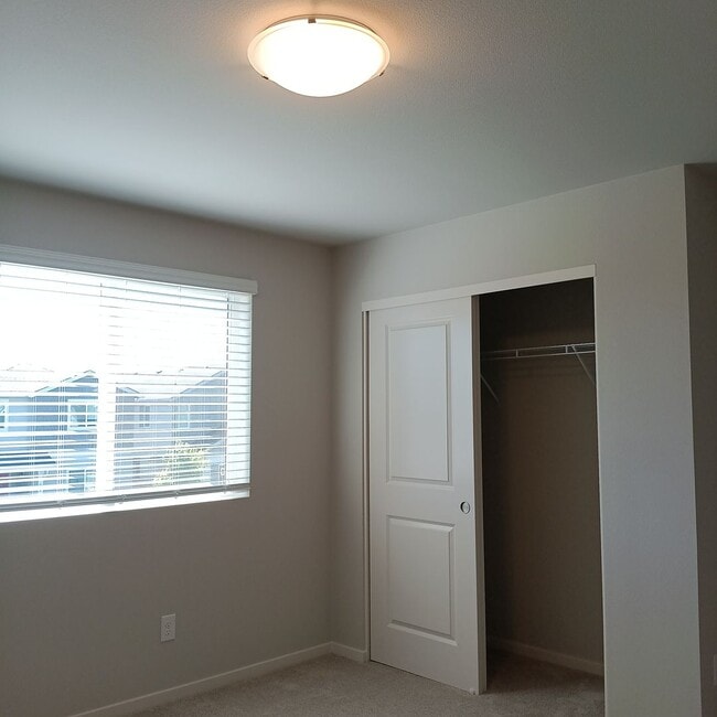 Building Photo - Beautiful Modern Home in Woodburn is Ready For You!!