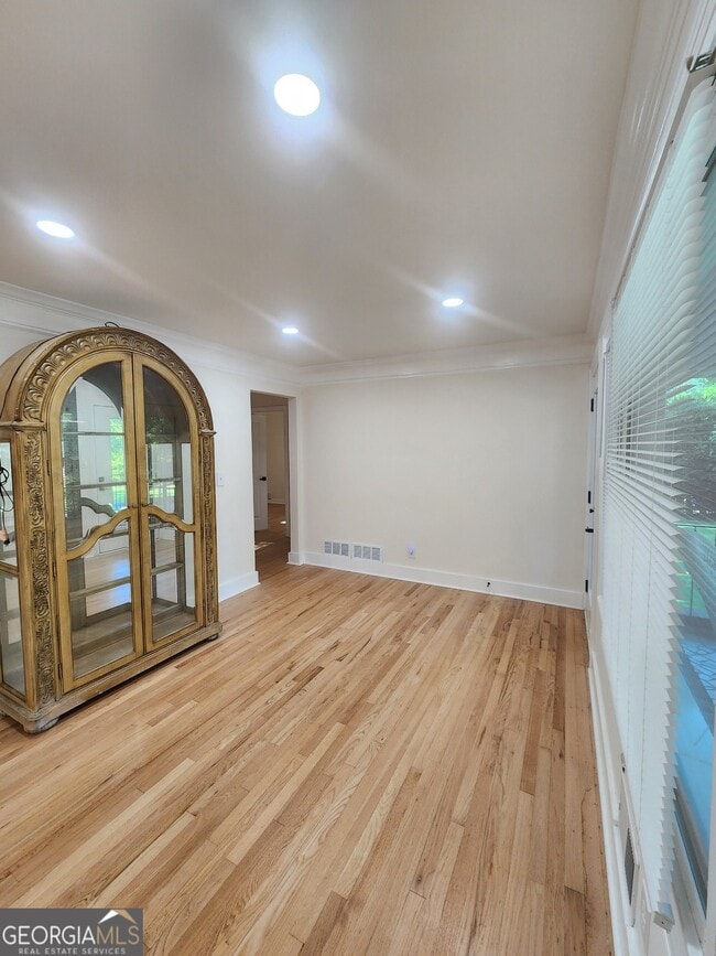 Building Photo - 302 Kelso Dr SW
