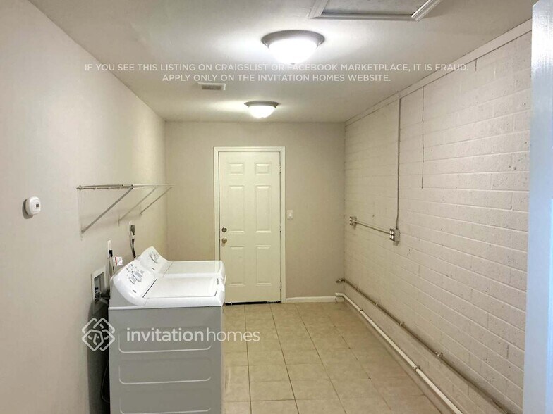 Building Photo - 4322 E Villa Maria Dr