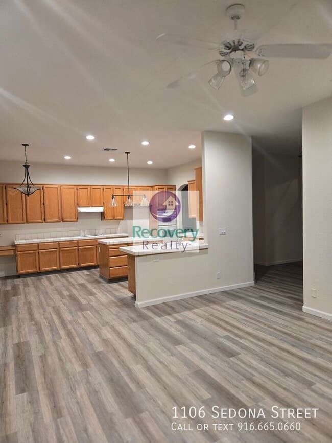 Building Photo - 1106 Sedona St