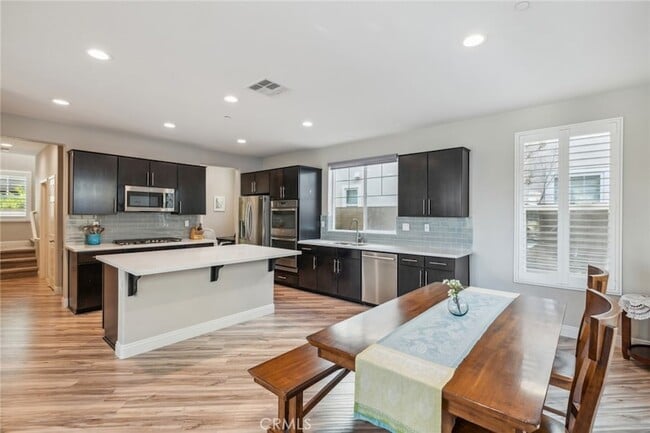 Building Photo - 123 Sparrow