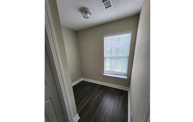 Building Photo - 3 Bed 2.5 Bath Single-Family Home