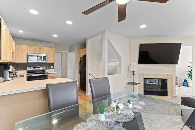 Building Photo - 1033 Calpernia