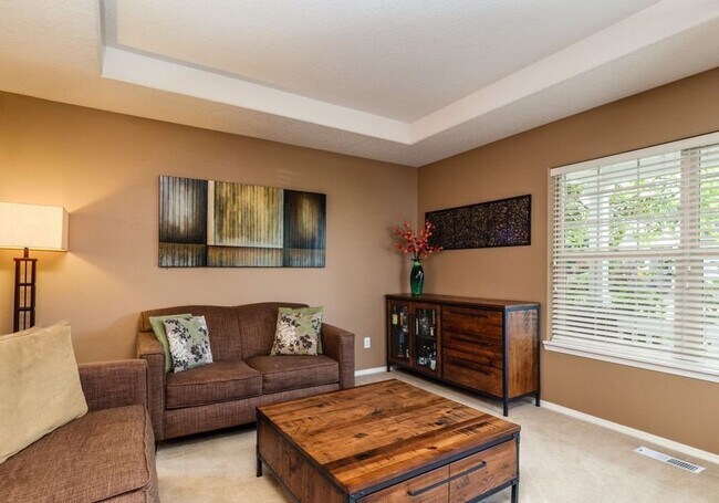 Building Photo - Beautiful Spacious Home!