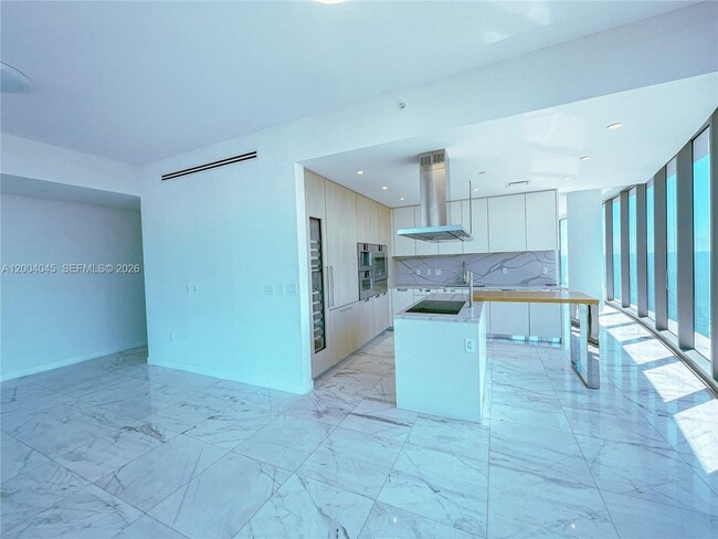 Building Photo - 15701 Collins Ave